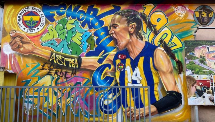 Eda Erdem’in resmi stadın yanında