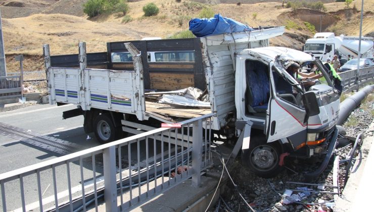 Elazığ’da kamyon bariyerlere çarptı: 1 ölü