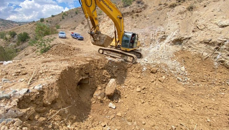 Elazığ’da  köy yollarında onarım çalışmaları sürüyor