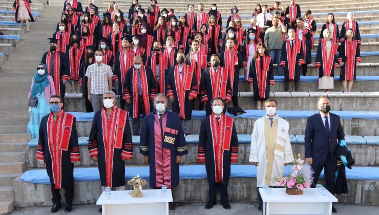 ERÜ Edebiyat Fakültesi’nde mezuniyet coşkusu yaşandı