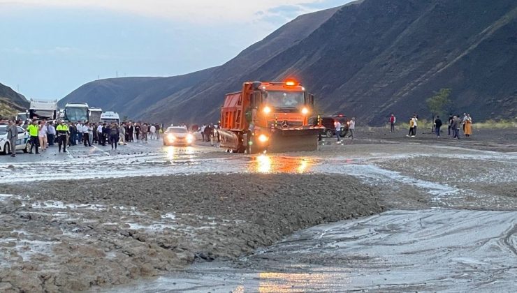 Erzincan- Sivas ve Erzincan- Gümüşhane kara yolu heyelan nedeniyle trafiğe kapandı