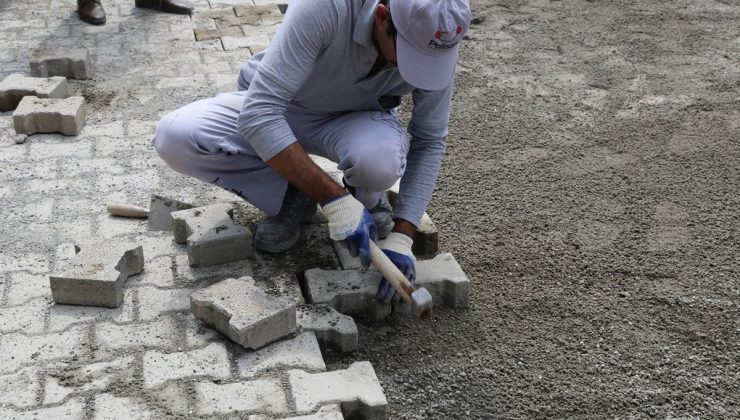 Erzincan’da tahrip olmuş yollarda asfalt yama çalışması sürüyor