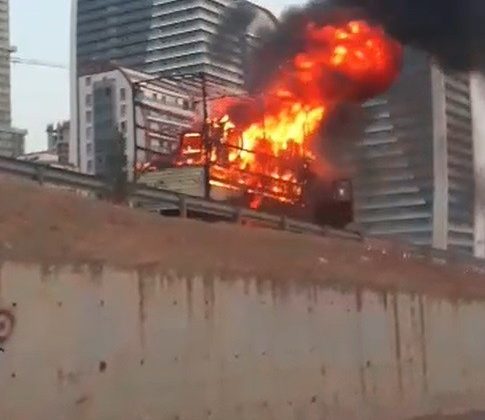Esenyurt TEM bağlantı yolunda bir kamyon alev alev yandı