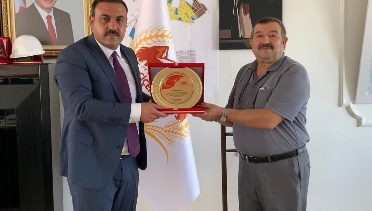 Evinin bahçesinde süs eşyası yapan vatandaşa teşekkür plaketi