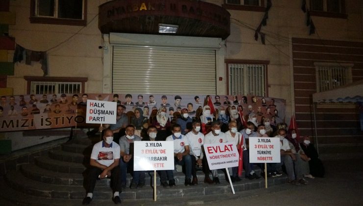 Evlat nöbeti tutan acılı aileler gece nöbetine devam ediyor