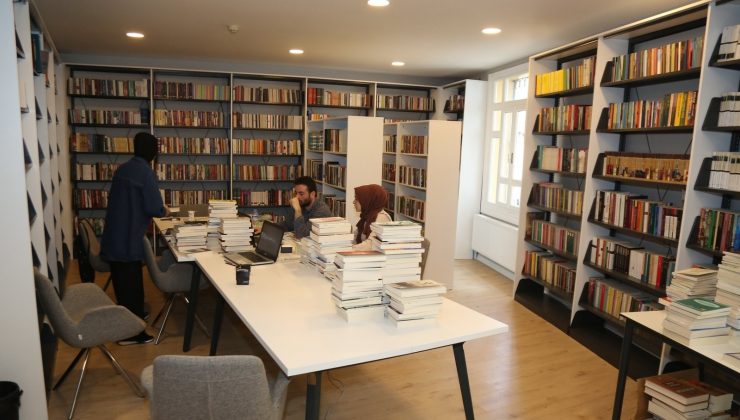Eyüpsultan Ahmet Kekeç Kütüphanesi kitapseverlerin ilgi odağı oldu