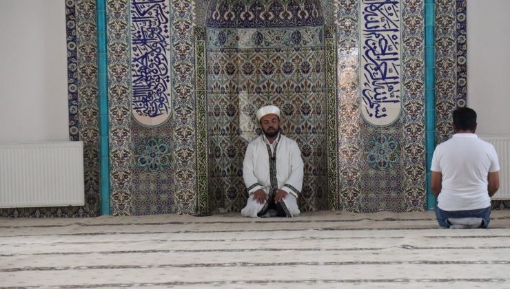 Felaket bölgesinde içerisi balçık dolu cami Cuma’ya yetiştirildi