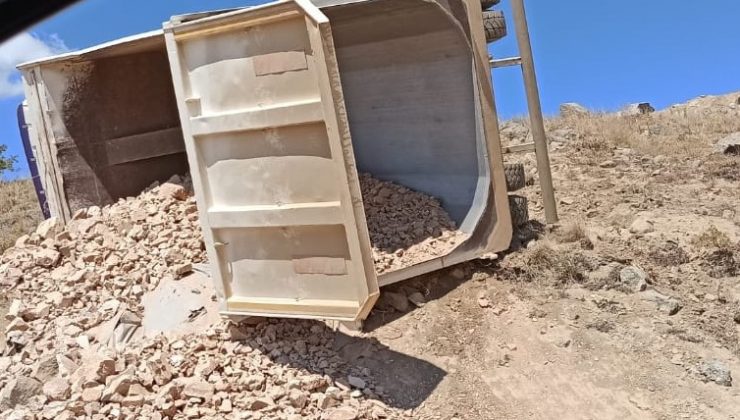 Freni patlayan kamyon şarampole yuvarlandı