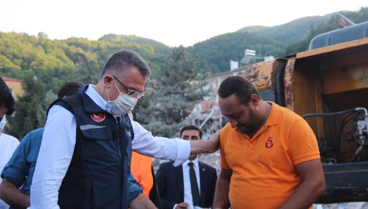 Fuat Oktay, kendisine ‘Fuat dede’ diye seslenen çocuklara oyuncak dağıttı