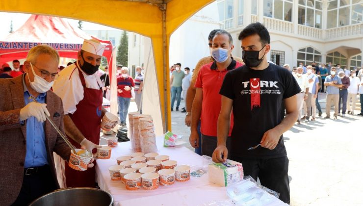 GAÜN’de cuma namazı sonrası aşure dağıtıldı