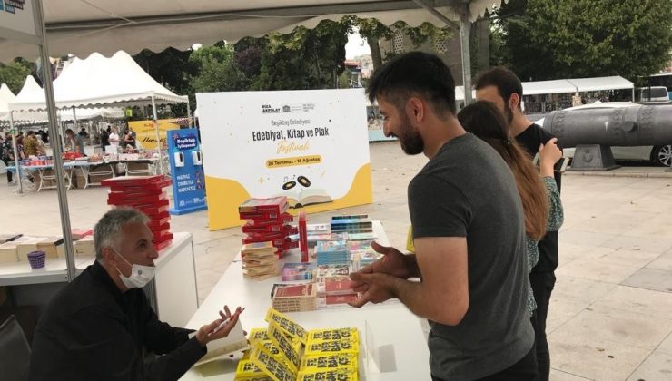 Gazeteci Hilmi Türkay, “Fenerbahçe” kitabını okurları için imzaladı