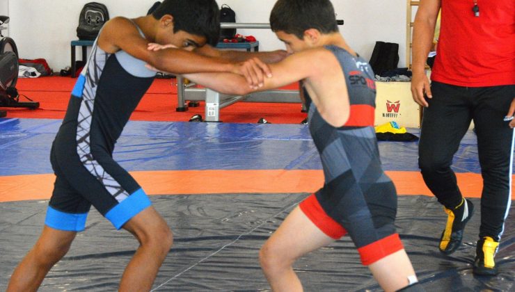 Geleceğin şampiyon güreşçileri Aliağa’da kampta