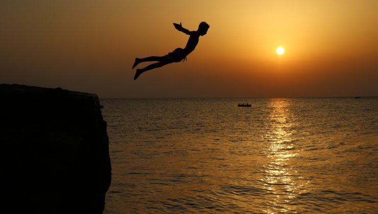 Gençlerin gün batımındaki eğlencesi, eşsiz manzaralar oluşturdu