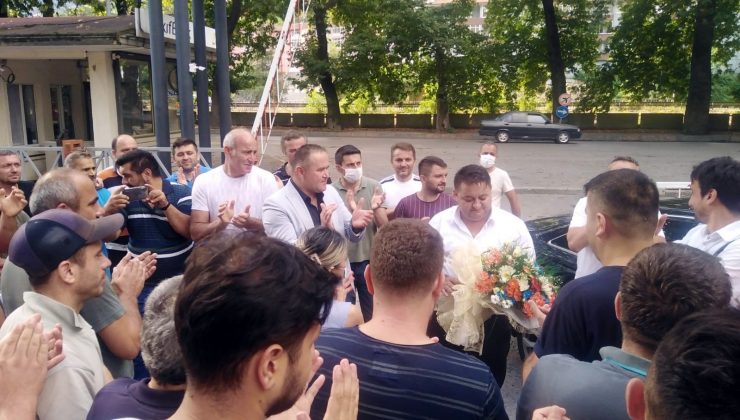 Genel Başkan Hakan Yeşil’i alkışlarla, çiçeklerle karşıladılar