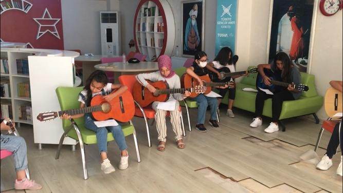 Gercüş’te kitap okuma ve şiir dinletisi etkinliği