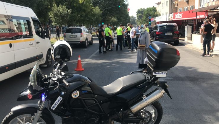 Geri geri giderken yaşlı kadına çarptı