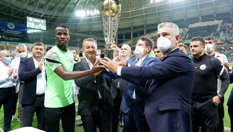 Giresunspor’da kupa töreni yapıldı