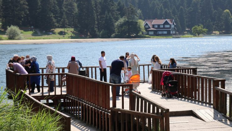 Gölcük Tabiat Parkı hafta sonunda tatilci akınına uğradı