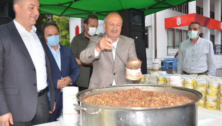 Gönüller aşure ile tatlandı