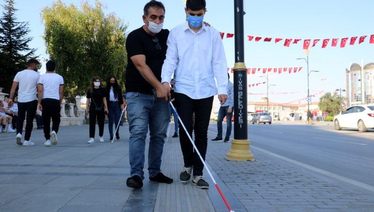 Görene de görmeyene de beyaz baston kursu