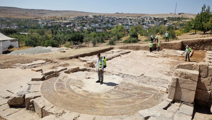 Gül ile Fadıloğlu, Dülük Antik Kenti Keber Tepesi’nde incelemede bulundu