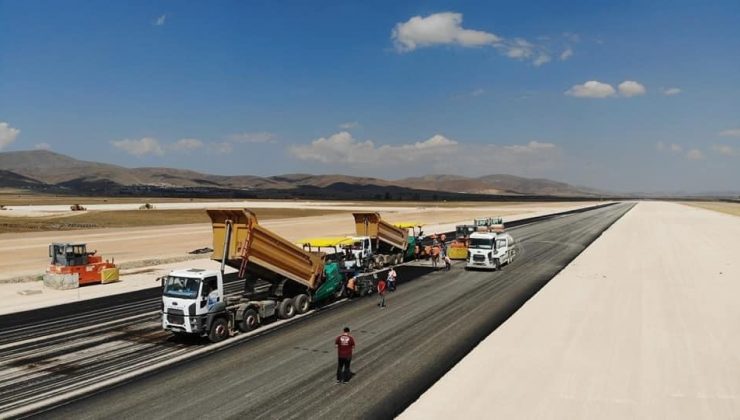 Gümüşhane-Bayburt Havaalanında pistin asfaltlama işlemine başlandı
