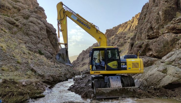 Gürpınar Belediyesi yaylada mahsur kalan vatandaşları kurtardı