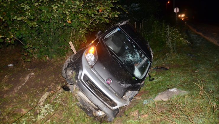 Hafif ticari araç takla attı: 2 yaralı