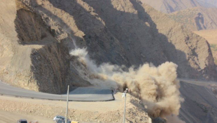 Hakkari’de yol çalışmasında dinamit patlatıldı