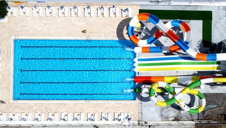 Harap halde olan plaja modern yüzme havuzu yapıldı