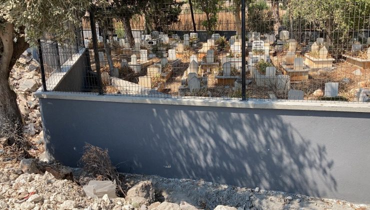 Hatadan dönüldü, o kabirler tekrar mezarlık içine alındı