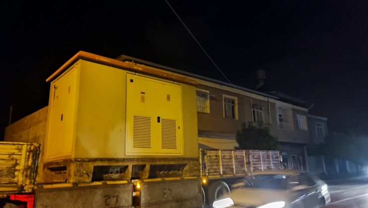 Hatay’da beton trafo taşıyan tır, elektrik telini kopardı