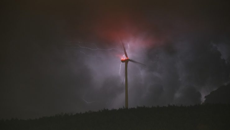 Hatay’da şimşekler rüzgar gülleri ile kartpostallık manzara oluşturdu