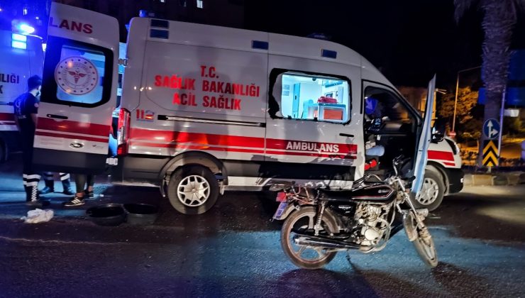 Hatay’da yaralı motosiklet sürücüsüne ilk müdahaleyi çarptığı ambulansın personeli yaptı