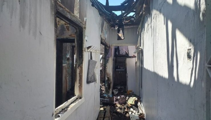 Hava fişekten çıkan yangın iki tarihi evi küle çevirdi