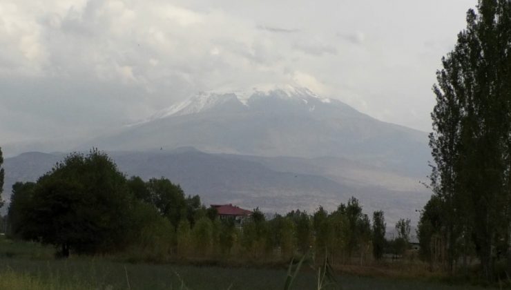 Havaların soğumasıyla Ağrı Dağı’na kar yağdı