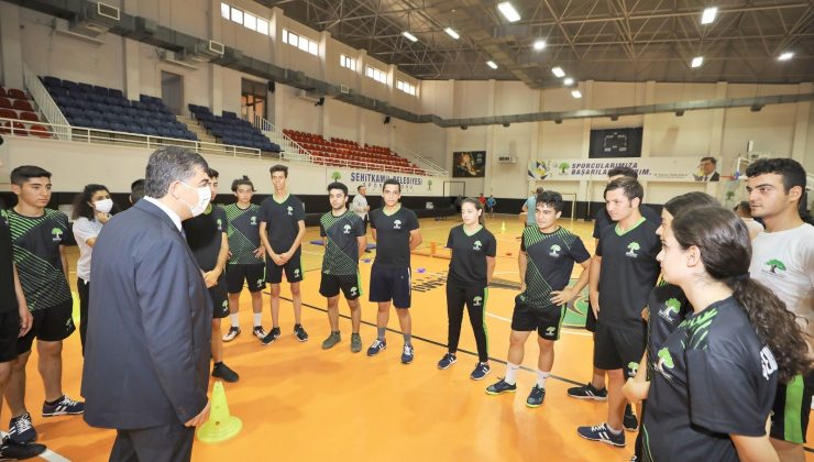 Hayallerinin peşinde koşan gençlere Fadıloğlu desteği