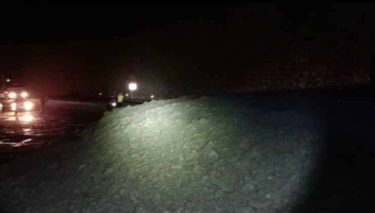 Heyelan nedeniyle Artvin- Yusufeli karayolu ulaşıma kapandı