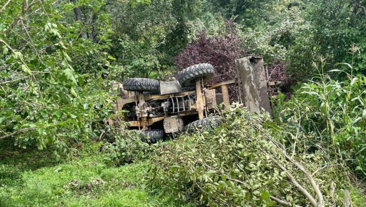 Heyelana müdahale eden kepçe devrildi: 2 yaralı