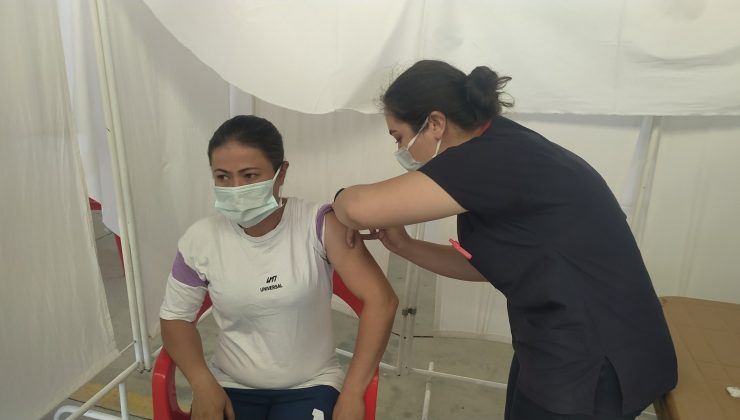 Hisarcık pazar yerinde Covid-19 aşı standı kuruldu