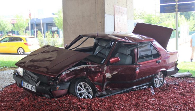 Kocaeli’de İki otomobil çarpıştı