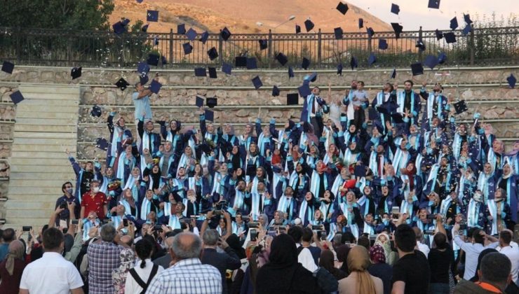 İlahiyat Fakültesinde mezuniyet coşkusu