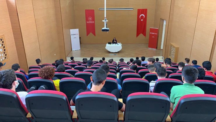İmam hatipli öğrencilere “Yunus Emre ve Ahlat” konulu konferans