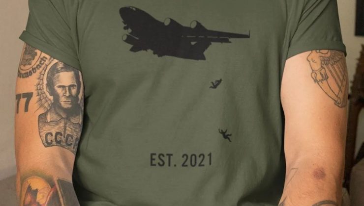 İnternette skandal satış: Kabil’deki tahliye uçağından düşen Afganların tişörtünü yaptılar