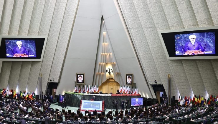 İran’ın yeni Cumhurbaşkanı İbrahim Reisi, resmen görevine başladı