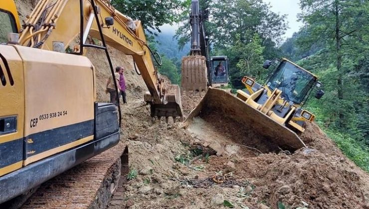 İş makinesini kurtarmaya gelen vinci iş makineleri kurtardı