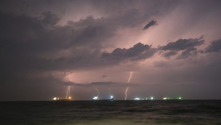 İskenderun Körfezi’nde şimşekler geceyi aydınlattı