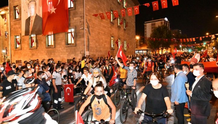 Isparta’da 30 Ağustos fener alayı renkli görüntüler oluşturdu