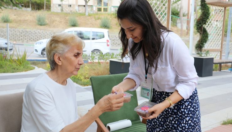 İzmit Belediyesi, alzheimer hastalarına aşure ikram etti