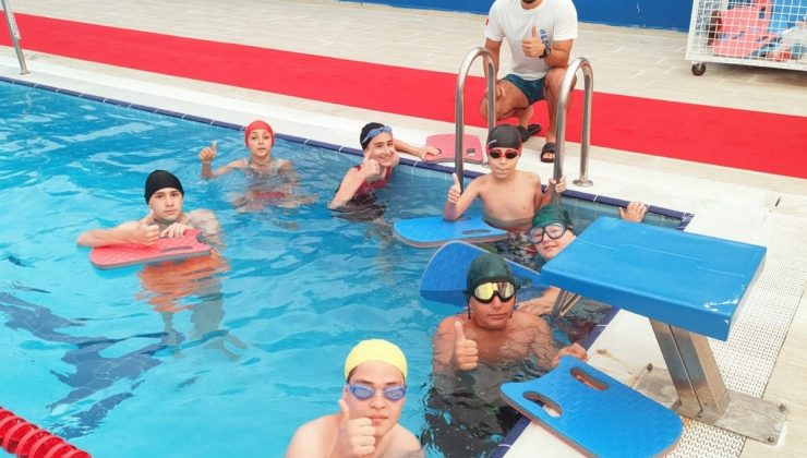 İzmit Belediyesi’nin ücretsiz yüzme kursları devam ediyor